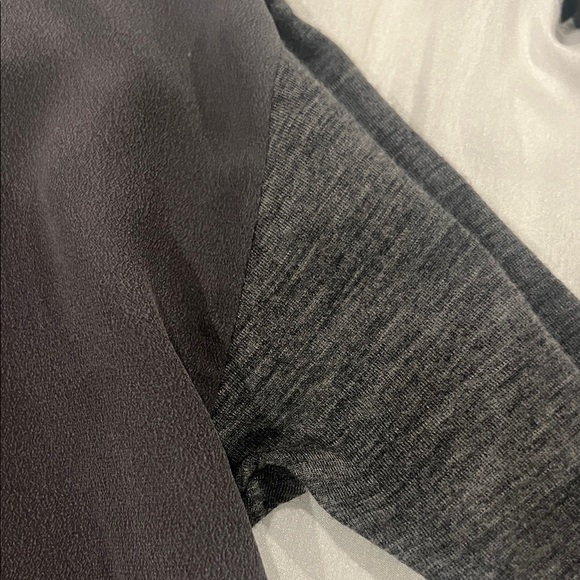 NWOT ALICE AND OLIVIA Gray Top SIZE S - Picture 5 of 8